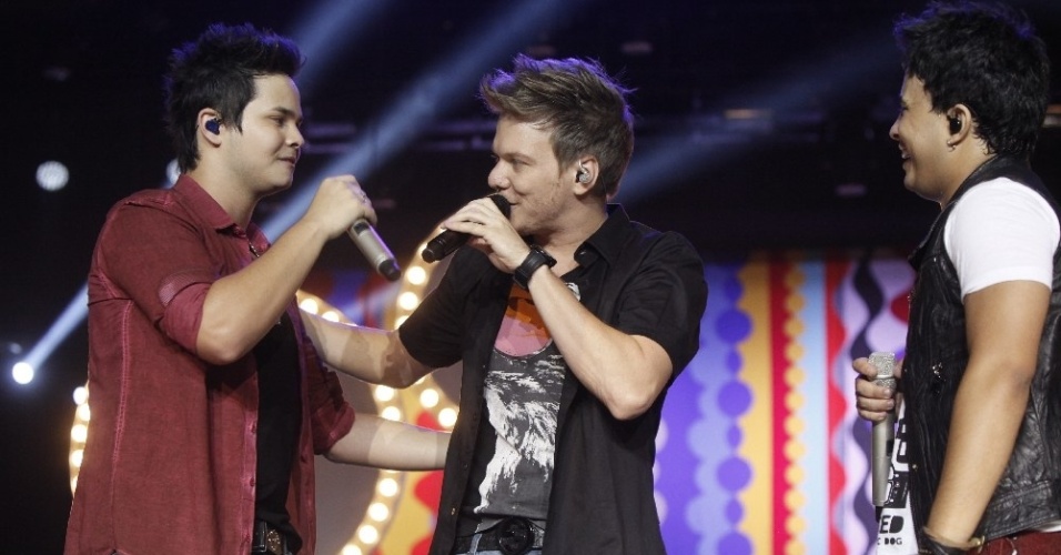 20.mar.2013 - Matheus e Kauan em Goiânia na gravação de seu 1º DVD. O show dos irmãos contou com participações especiais de Jorge & Mateus, Humberto & Ronaldo, Luan Santana e Michel Teló. A dupla sertaneja cantou com os amigos hits como "Perdeu o Controle", "Paraquedas", "Você Não Tá Grudada em Mim" e "Sete Mares" - Fred Pontes/Divulgação