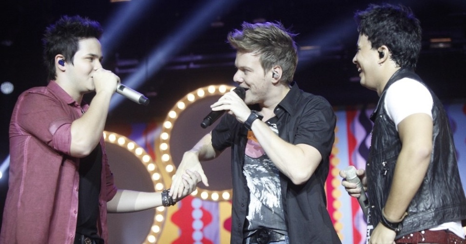 20.mar.2013 - Matheus e Kauan em Goiânia na gravação de seu 1º DVD. O show dos irmãos contou com participações especiais de Jorge & Mateus, Humberto & Ronaldo, Luan Santana e Michel Teló. A dupla sertaneja cantou com os amigos hits como "Perdeu o Controle", "Paraquedas", "Você Não Tá Grudada em Mim" e "Sete Mares" - Fred Pontes/Divulgação