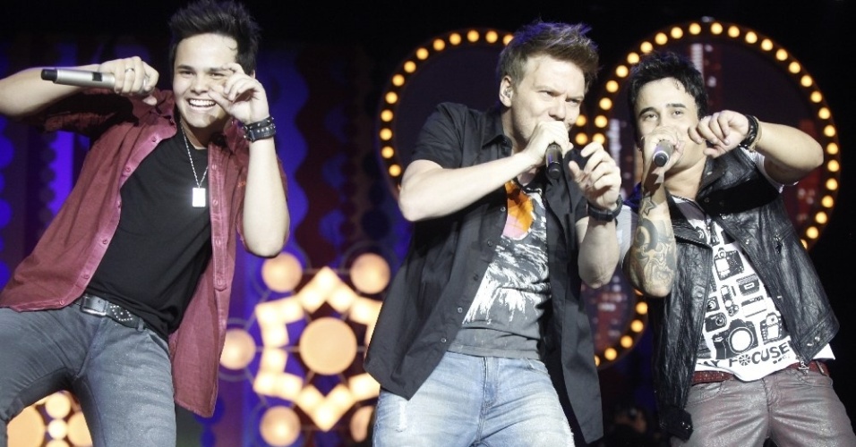 20.mar.2013 - Matheus e Kauan em Goiânia na gravação de seu 1º DVD. O show dos irmãos contou com participações especiais de Jorge & Mateus, Humberto & Ronaldo, Luan Santana e Michel Teló. A dupla sertaneja cantou com os amigos hits como "Perdeu o Controle", "Paraquedas", "Você Não Tá Grudada em Mim" e "Sete Mares" - Fred Pontes/Divulgação