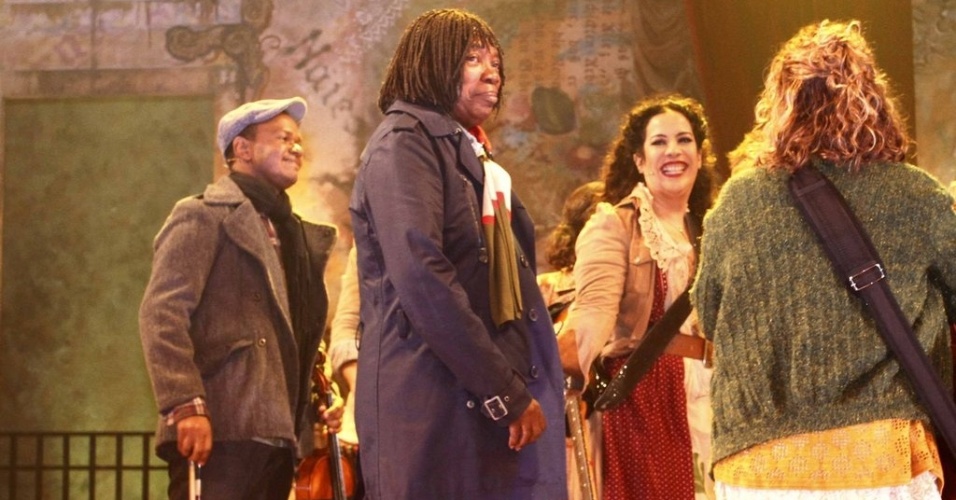 20.mar.2013 - Milton Nascimento sobe ao palco ao final da estreia do musical "Milton Nascimento - Nada Será Como Antes" no Teatro GEO, em São Paulo - Paduardo/AgNews