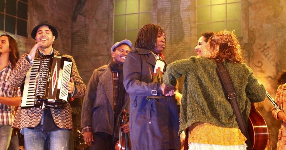 20.mar.2013 - Milton Nascimento sobe ao palco ao final da estreia do musical "Milton Nascimento - Nada Será Como Antes" no Teatro GEO, em São Paulo - Paduardo/AgNews