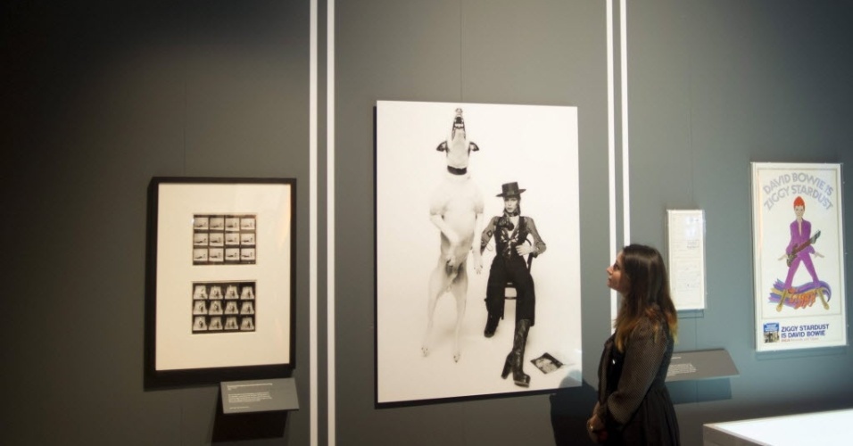 20.mar.2013 - Mulher observa a capa de um dos discos de David Bowie - EFE/Bogdan Maran