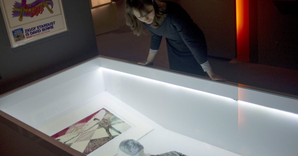 20.mar.2013 - Mulher observa itens de David Bowie em exposição no museu londrino Victoria and Albert - EFE/Bogdan Maran