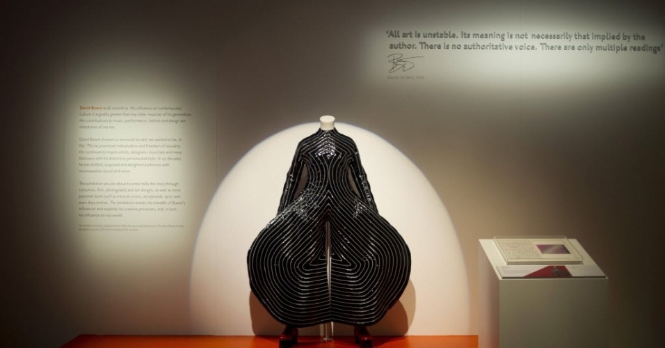 20.mar.2013 - O traje "Tokyo Pop", obra de Aladdin Sane usado em 1973 por David Bowie, parte da exposição sobre sua carreira que o museu londrino Victoria and Albert sedia - EFE/Bogdan Maran