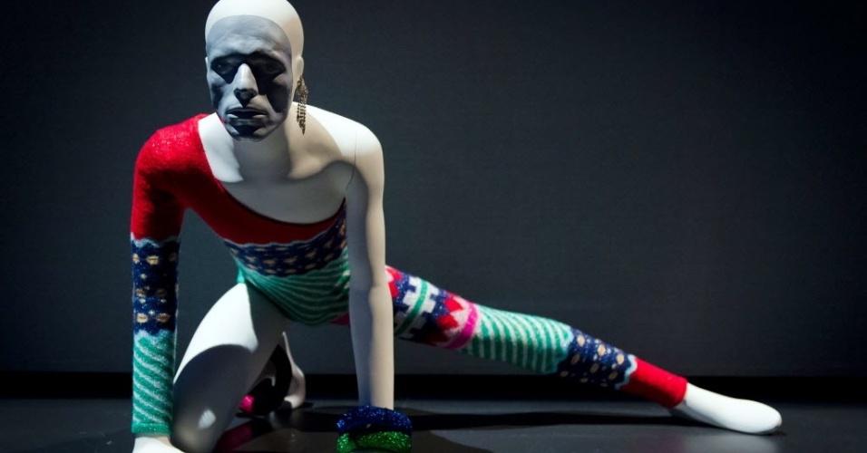 20.mar.2013 - Traje usado por David Bowie em exposição no museu londrino Victoria and Albert - AFP PHOTO/Leon Neal