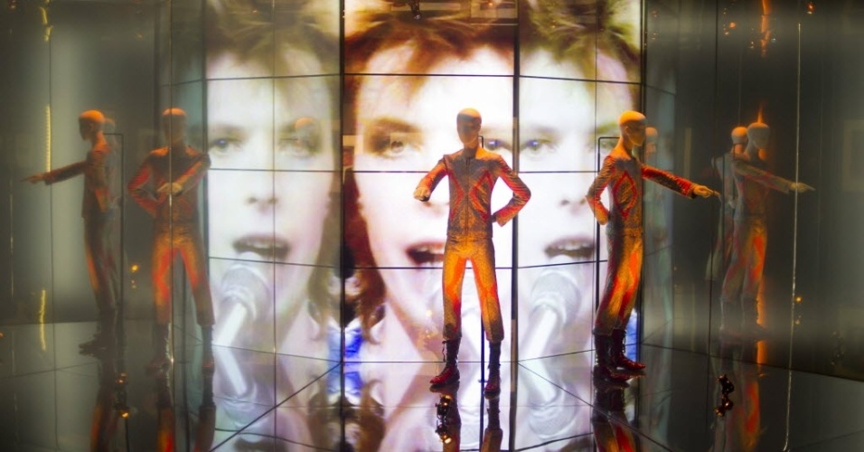 20.mar.2013 - Trajes usados na turnê "Ziggy Stardust" e no concerto "Starman" em 1972 - EFE/Bogdan Maran