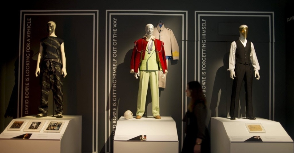20.mar.2013 - Trajes usados por David Bowie em exposição no museu londrino Victoria and Albert - EFE/Bogdan Maran