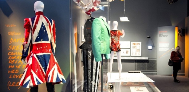 20.mar.2013 - Trajes usados por David Bowie expostos no Museu Victoria and Albert, em Londres - EFE/Bogdan Maran