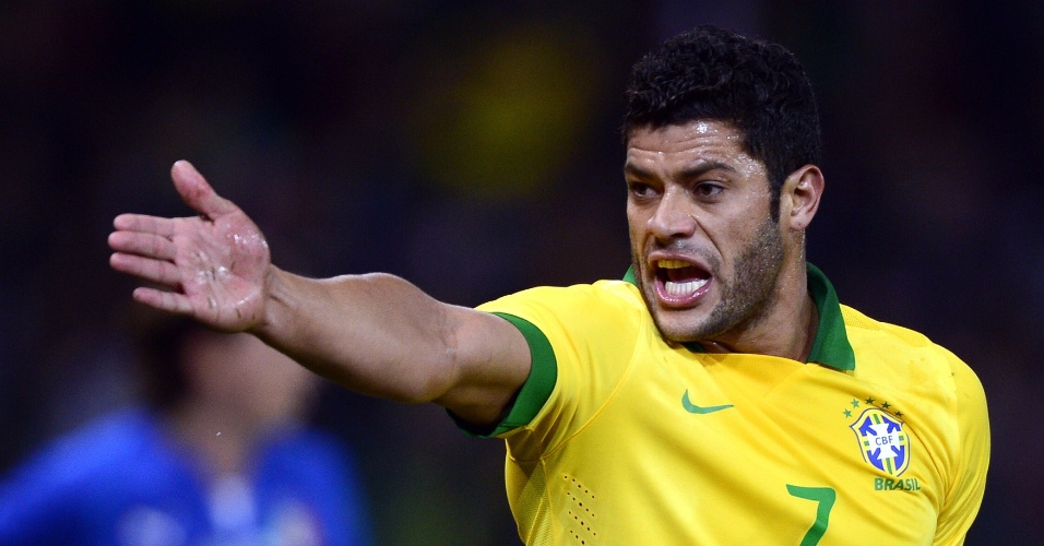 21.mar.2013 - Atacante Hulk tenta orientar companheiros durante amistoso entre Brasil e Itália