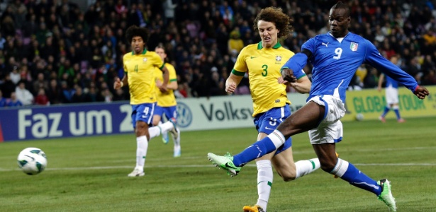 Seleção brasileira chegou a abrir 2 a 0, mas sofreu o empate após o gol do atacante Balotelli