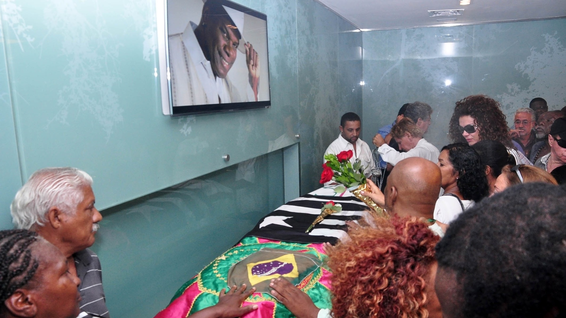 21.mar.2013 - Corpo de Emílio Santiago é enterrado no Cemitério Memorial do Carmo, no Rio de Janeiro, onde o cantor recebeu última homenagem com orações e canções - André Durão/UOL