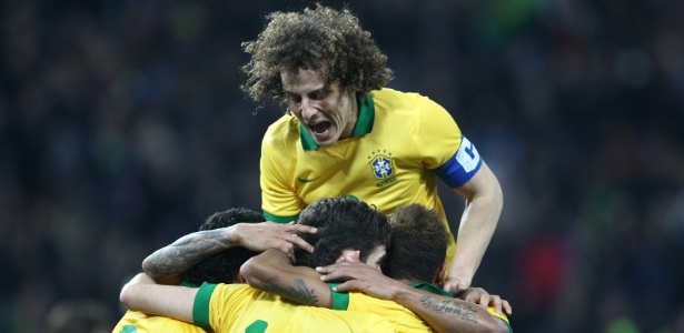 David Luiz comemora com companheiros de seleção o gol do Brasil sobre a Itália