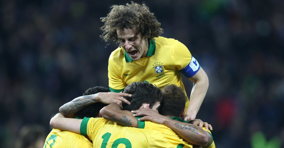 21.mar.2013 - David Luiz comemora com companheiros de seleção o gol do Brasil sobre a Itália