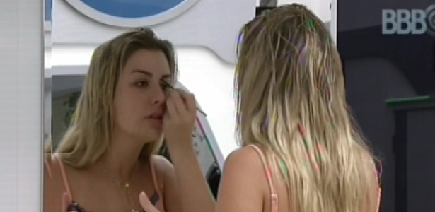 21.mar.2013 - Fernanda capricha na maquiagem para começar o dia 