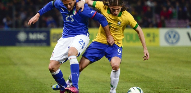 Filipe Luís (dir) espera ter chance de ser titular na lateral esquerda da seleção