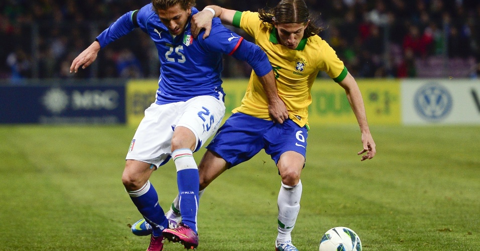21.mar.2013 - Filipe Luís (dir), da seleção brasileira, disputa bola com Alessio Cerci durante o amistoso contra a Itália