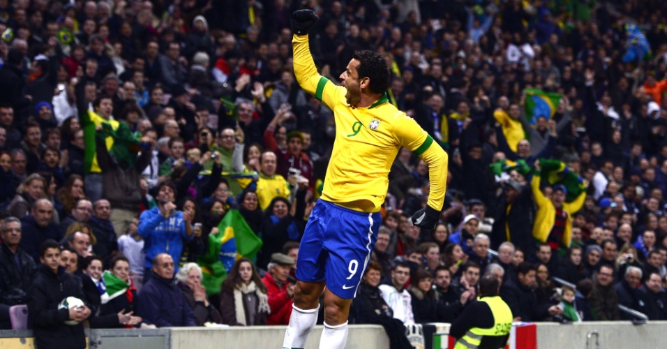 21.mar.2013 - Fred pula para comemorar primeiro gol da seleção brasileira sobre a Itália