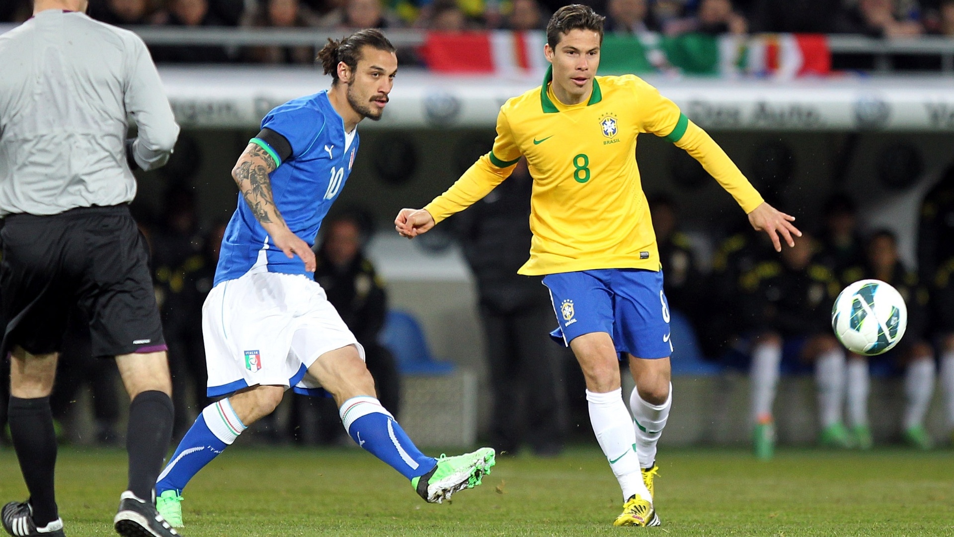 21.mar.2013 - Hernanes, que retornou à seleção brasileira, acompanha o atacante italiano Osvaldo - Wander Roberto/Vipcomm/Divulgação