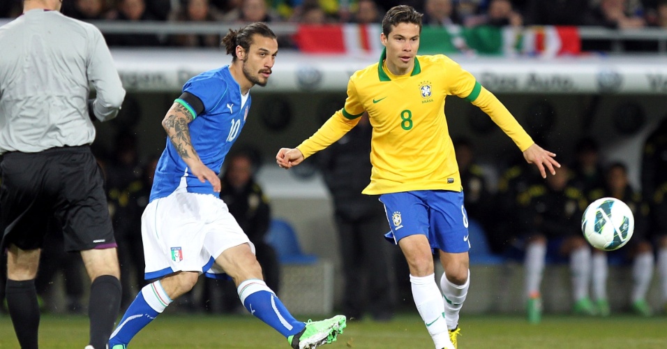 21.mar.2013 - Hernanes, que retornou à seleção brasileira, acompanha o atacante italiano Osvaldo