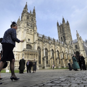  Ingleses anglicanos chegam à Catedral de Canterbury antes da cerimônia de coroação de Justin Welby