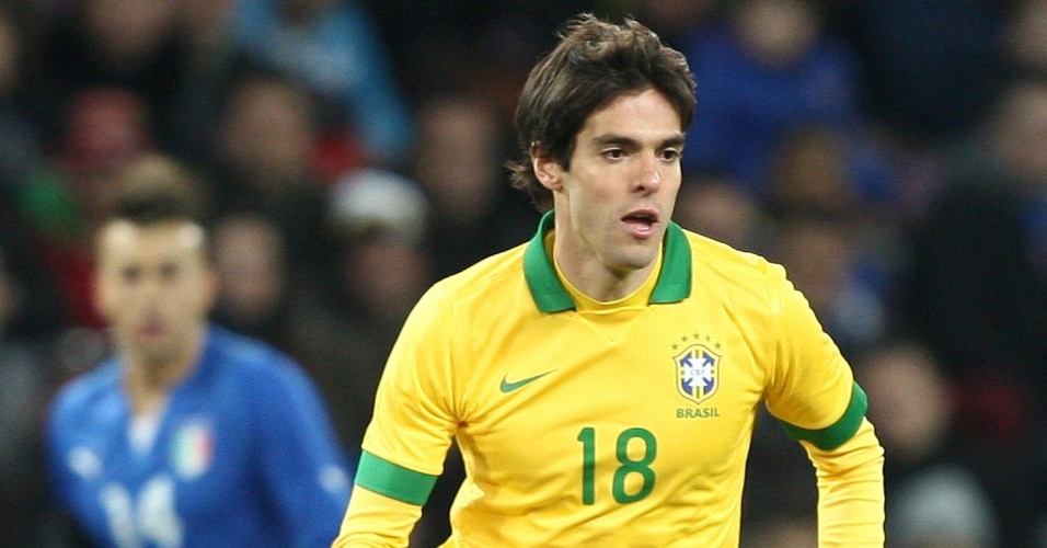 21.mar.2013 - Kaká carrega a bola durante amistoso entre Brasil e Itália