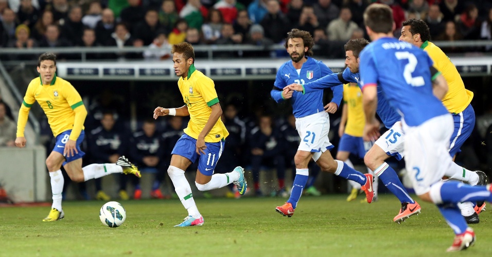 21.mar.2013 - Neymar é perseguido por jogadores da seleção italiana durante amistoso