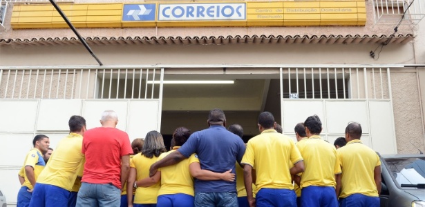 Em março do ano passado, trabalhadores dos Correios em Riachuelo, zona norte, decidiram paralisar as atividades devido aos assaltos na região - Carlão Limeira/UOL