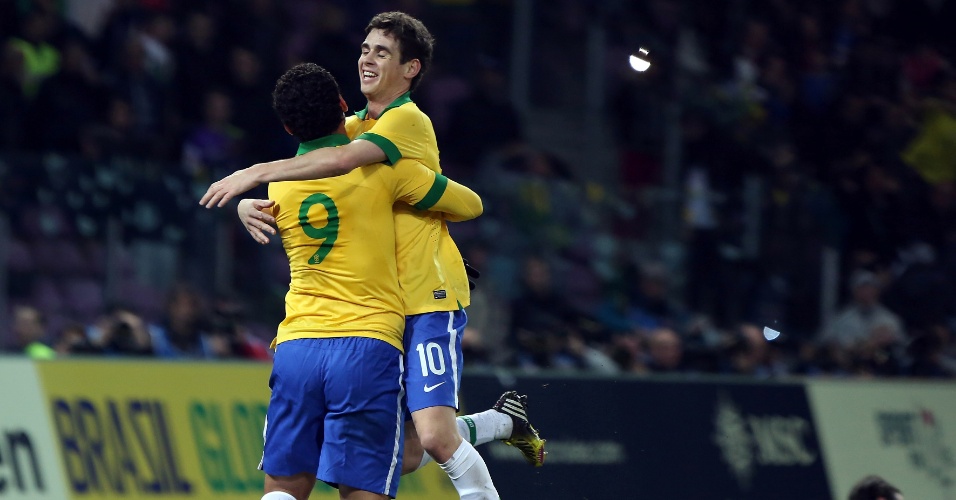 21.mar.2013 - Oscar, da seleção brasileira, comemora gol sobre a Itália