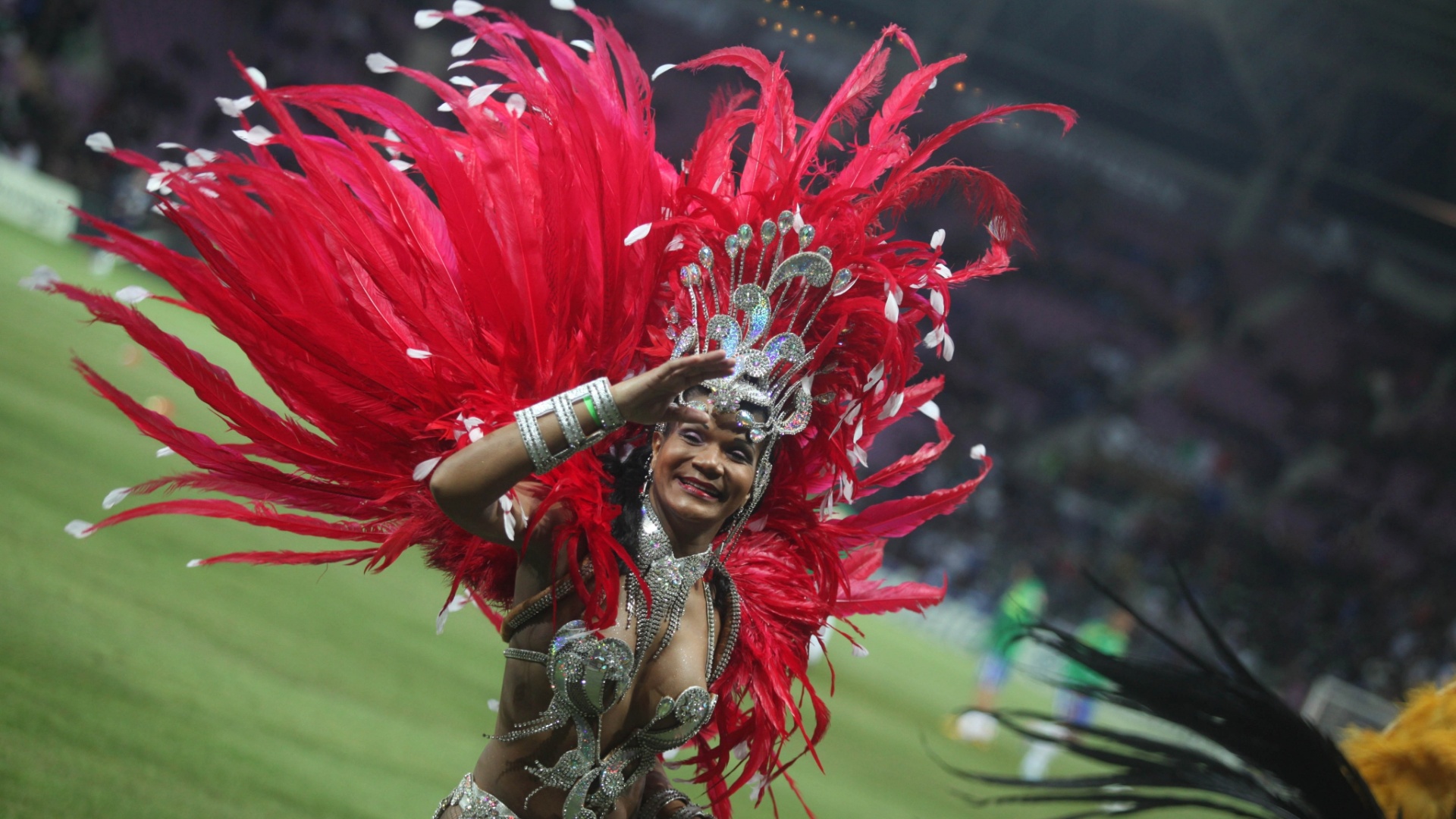 21.mar.2013 - Passista se apresenta antes de amistoso entre Brasil e Itália - Mowa Press/Divulgação