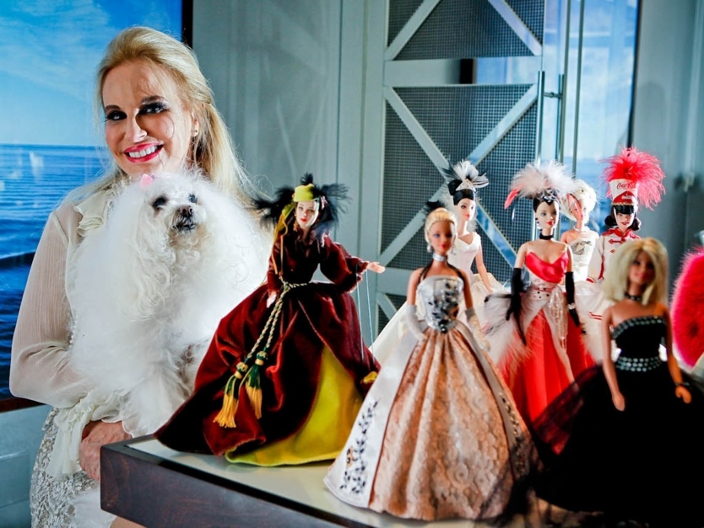 A arquiteta e decoradora paulistana Brunete Fraccaroli e algumas de suas 400 bonecas Barbie: há exemplares com modelitos assinados por estilistas como Vera Arruda, Clodovil, Tide Alves e Walério Araújo - Leandro Moraes/UOL