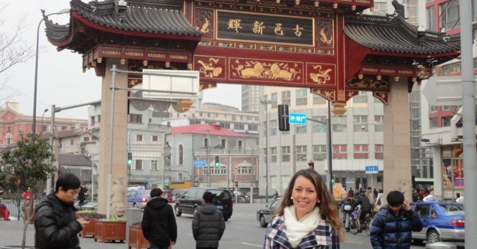 Ariadne Nardeli, 24, fez intercâmbio social em Xangai, na China, entre dezembro de 2011 e fevereiro de 2012, na área de sustentabilidade. ?A China é um país que não para, com ritmo de vida bem acelerado, que me marcou bastante. Há um conflito entre o moderno e o antigo, com prédios que surgem do nada, e seu oposto, a parte tradicional, bem mais calma?, conta Ariadne. Na foto, durante passeio à Muralha da China - Acervo Pessoal