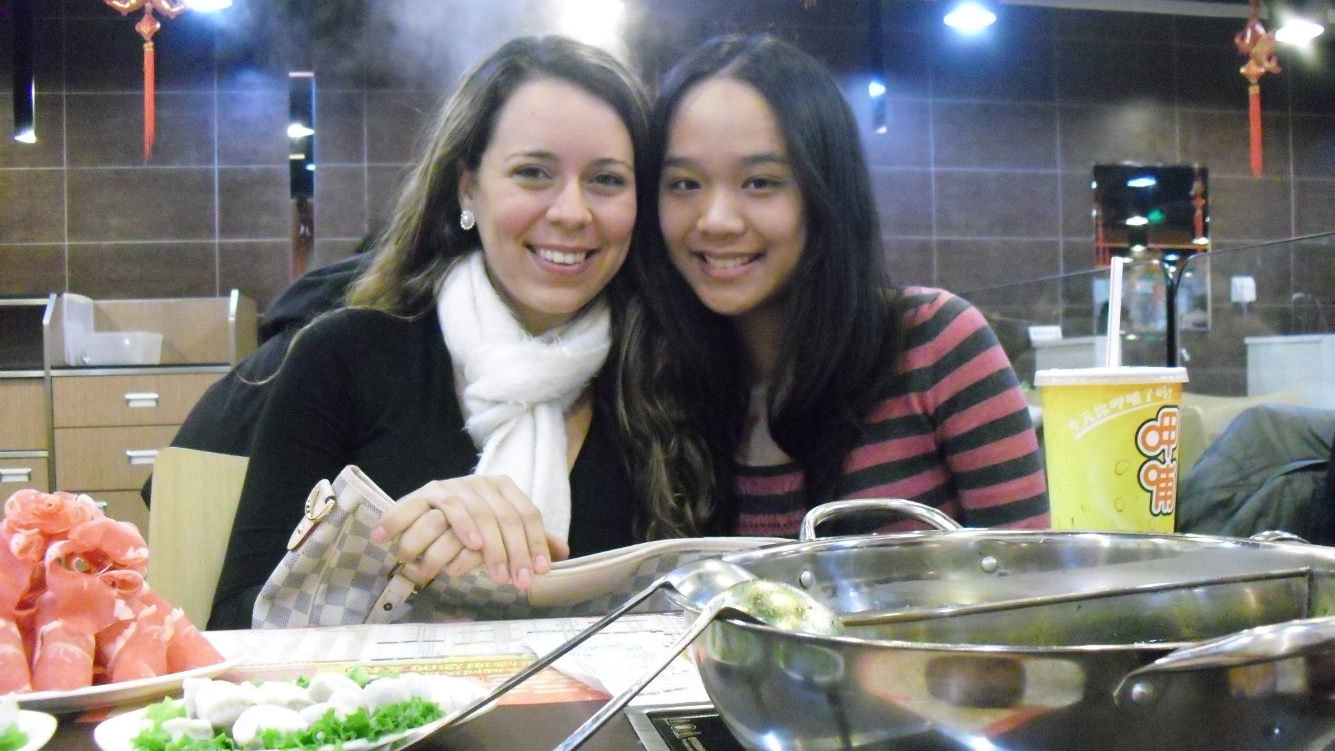 Ariadne Nardeli, 24, fez intercâmbio social em Xangai, na China, entre dezembro de 2011 e fevereiro de 2012, na área de sustentabilidade. ?A China é um país que não para, com ritmo de vida bem acelerado, que me marcou bastante. Há um conflito entre o moderno e o antigo, com prédios que surgem do nada, e seu oposto, a parte tradicional, bem mais calma?, conta Ariadne. Na foto, durante passeio à Muralha da China - Acervo Pessoal