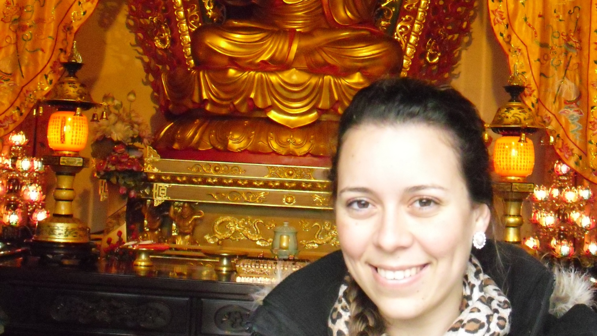 Ariadne Nardeli, 24, fez intercâmbio social em Xangai, na China, entre dezembro de 2011 e fevereiro de 2012, na área de sustentabilidade. ?A China é um país que não para, com ritmo de vida bem acelerado, que me marcou bastante. Há um conflito entre o moderno e o antigo, com prédios que surgem do nada, e seu oposto, a parte tradicional, bem mais calma?, conta Ariadne. Na foto, durante passeio à Muralha da China - Acervo Pessoal