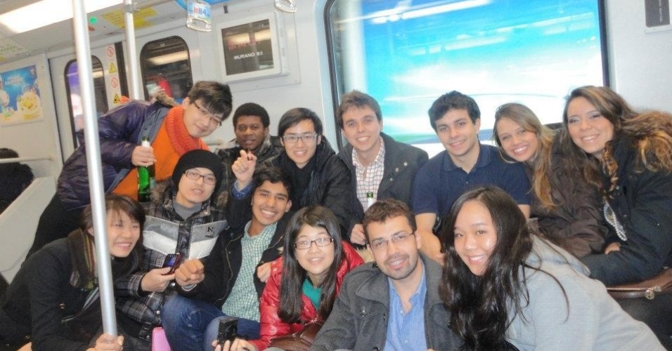 Ariadne Nardeli, 24, fez intercâmbio social em Xangai, na China, entre dezembro de 2011 e fevereiro de 2012, na área de sustentabilidade. ?A China é um país que não para, com ritmo de vida bem acelerado, que me marcou bastante. Há um conflito entre o moderno e o antigo, com prédios que surgem do nada, e seu oposto, a parte tradicional, bem mais calma?, conta Ariadne. Na foto, durante passeio à Muralha da China - Acervo Pessoal