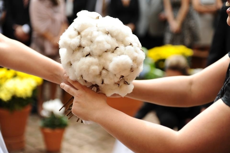 Arranjo de algodão; por R$ 400,00, na Pepper Wedding (pepperwedding.blogspot.com.br).  Preço pesquisado em março de 2013 e sujeito a alterações - Divulgação