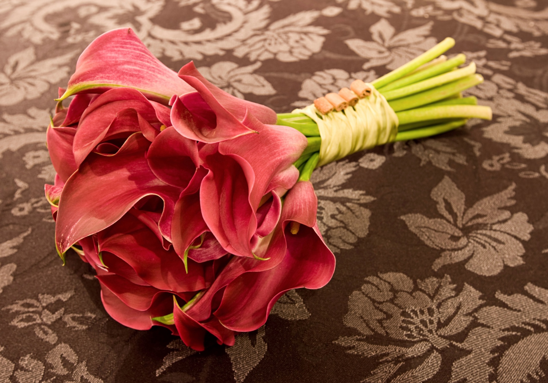 Arranjo de callas com canela; a partir de R$ 450,00, na Fleur d'Épices (www.fleurdepices.com.br). Preço pesquisado em março de 2013 e sujeito a alterações - Divulgação