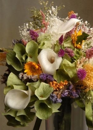 Arranjo de callas e sinos da Irlanda; por R$750,00, na Flor de Cór (www.flordecor.com.br). Preço pesquisado em março de 2013 e sujeito a alterações - Divulgação