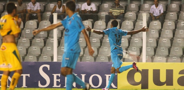 Giva comemora um de seus gols para poucos torcedores na Vila Belmiro - MAURICIO DE SOUZA/ESTADÃO CONTEÚDO