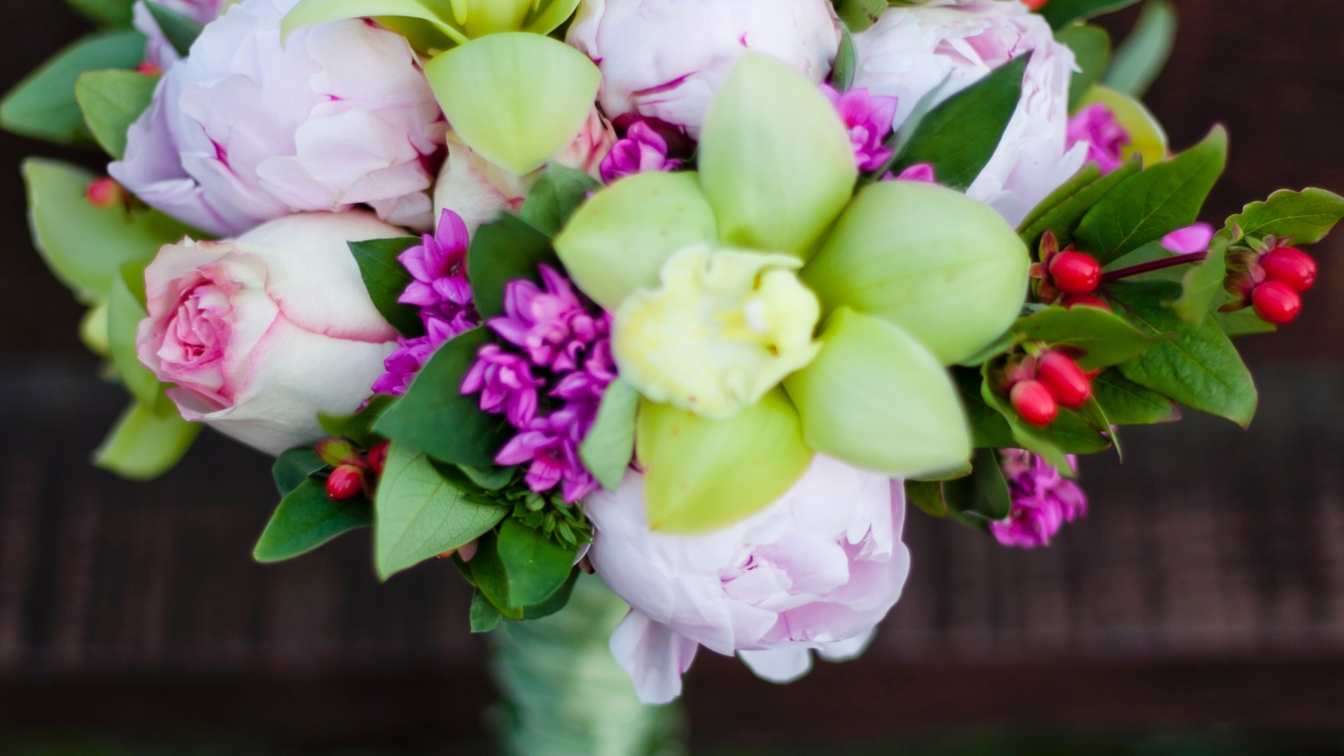 Buvárdia, peônia, rosa equatoriana e cymbidium; por R$ 500,00, Camila K (www.camilak.com.br). Preço pesquisado em março de 2013 e sujeito a alterações - Divulgação