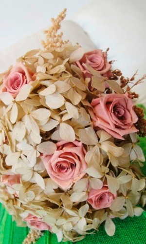 Buquê de flores preservadas com hortênsias, rosas e solidago; a partir de R$ 500,00, na Fleur d'Épices (www.fleurdepices.com.br). Preço pesquisado em março de 2013 e sujeito a alterações