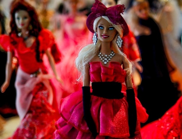 A coleção de bonecas Barbie da arquiteta Brunete Fraccaroli conta com 400 exemplares. Ela está projetando um espaço em seu novo apartamento exclusivo para organizá-las - Leandro Moraes/UOL