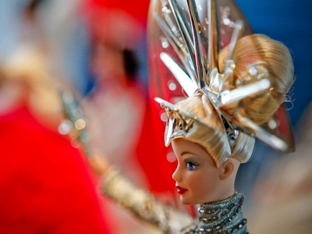 Detalhe da coroa de uma das bonecas da coleção de Barbies da arquiteta Brunete Fraccaroli - Leandro Moraes/UOL