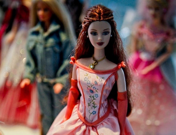 Barbie da coleção da arquiteta Brunete Fraccaroli. Os cuidados com as 400 bonecas envolvem tirar a poeira de cada uma e até lavá-las quando necessário - Leandro Moraes/UOL