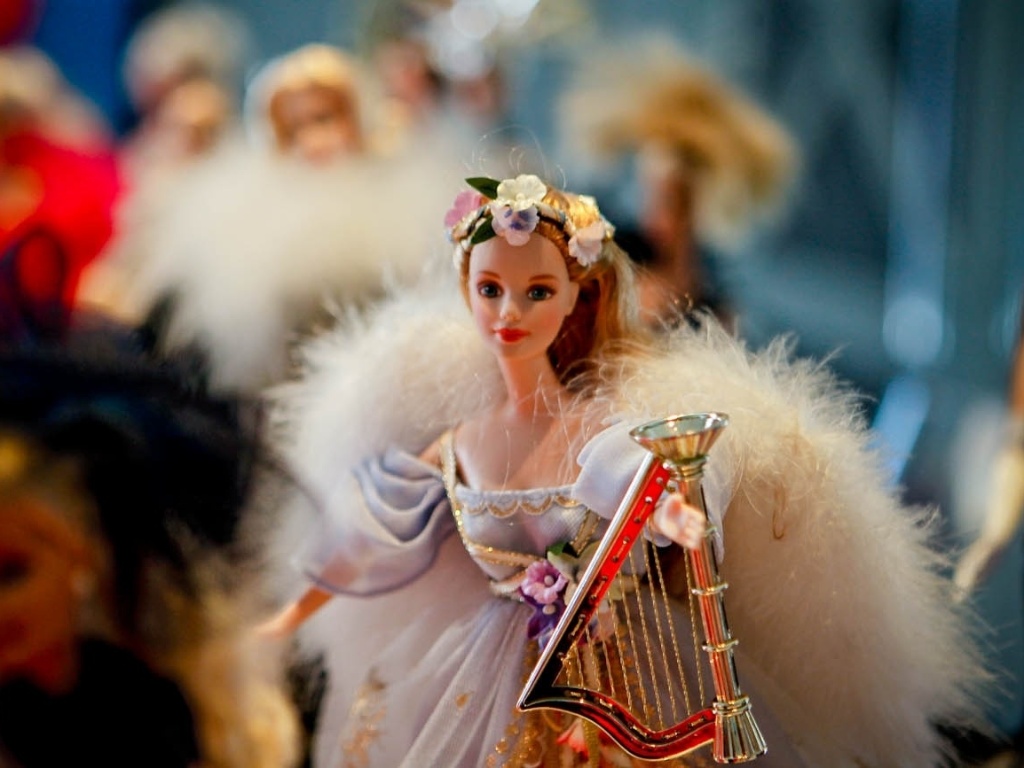 Os amigos da arquiteta Brunete Fraccaroli a presenteiam com Barbies, o que ajuda a aumentar a impressionante coleção que ela organiza - Leandro Moraes/UOL