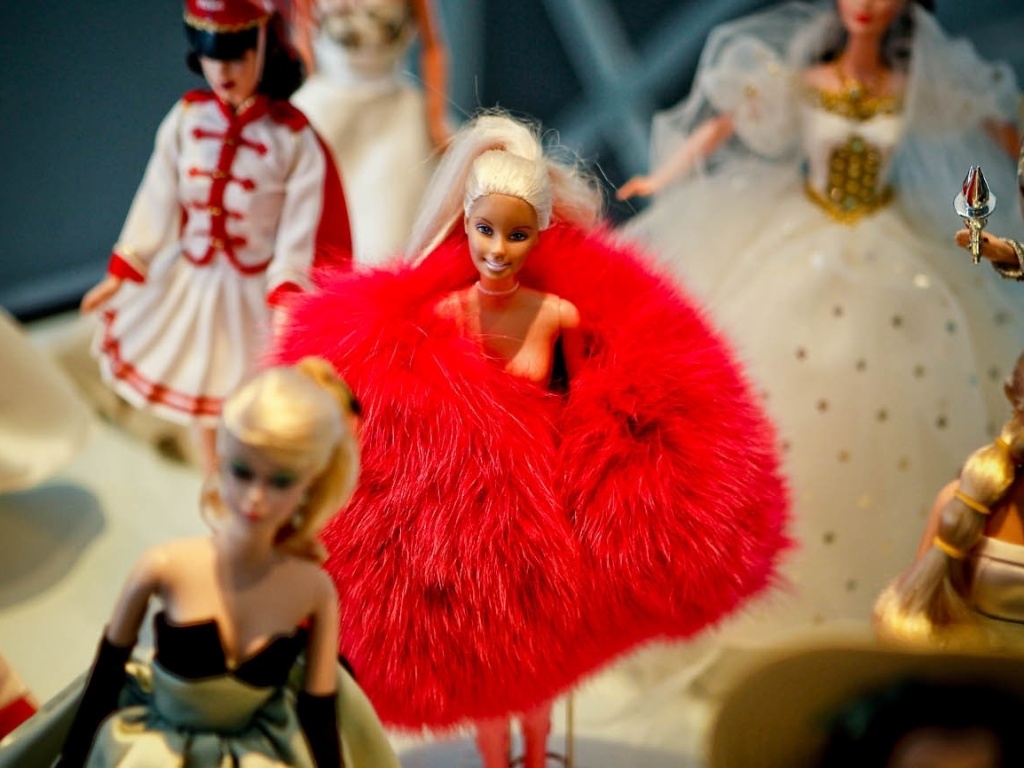 A arquiteta Brunete Fraccaroli ficou sabendo que era considerada uma espécie de Barbie por seus colegas, mas não se ofendeu. Usou uma boneca para decorar um de seus ambientes em uma mostra e, desde então, iniciou a coleção - Leandro Moraes/UOL