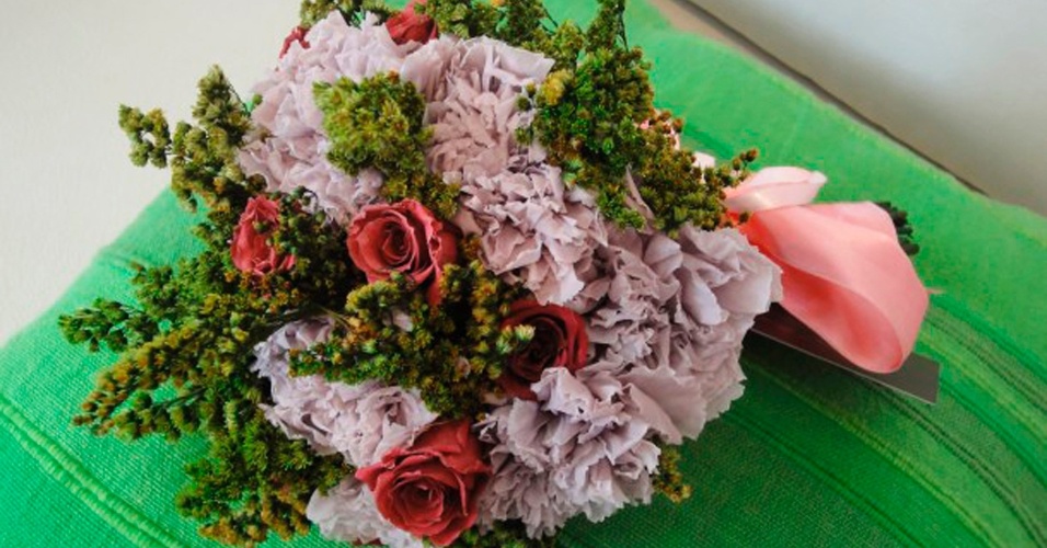 Flores preservadas de cravos, rosas e solidago; a partir de R$ 500,00, na Fleur d'Épices (www.fleurdepices.com.br). Preço pesquisado em março de 2013 e sujeito a alterações