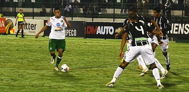 Jogadores do Figueirense e da Chapecoense disputam jogada na Arena Condá