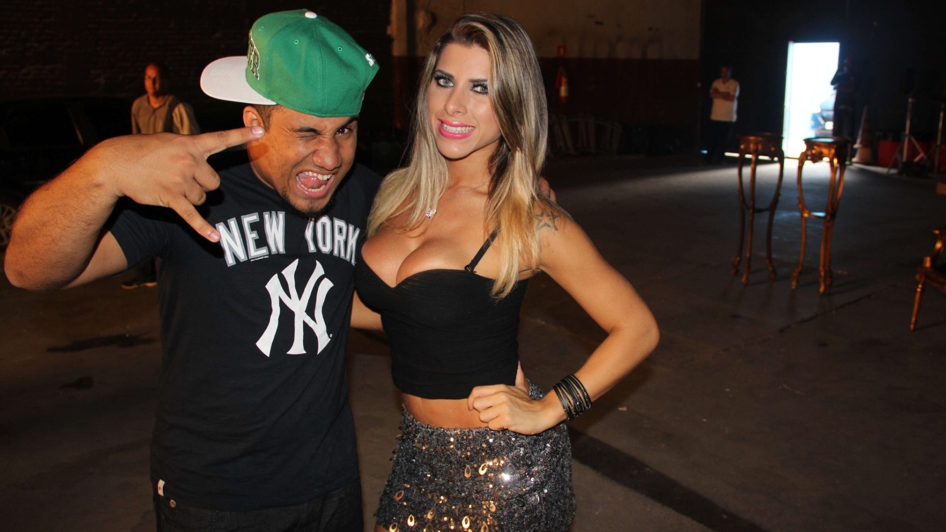 O diretor paulista Kondzilla ao lado da modelo Ana Paula Minerato durante a gravação do clipe do MC Galo - Divulgação / NeoMusic