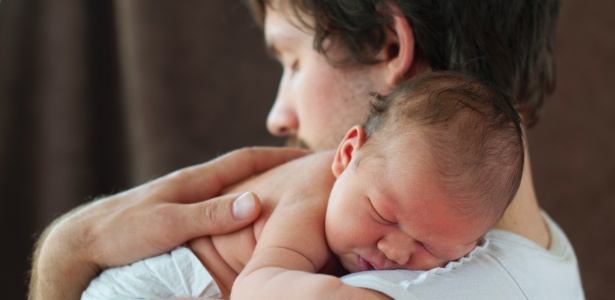 Além de curtir o bebê, um período maior permitiria ao pai ajudar a mãe na fase de adaptação da nova rotina - Thinkstock