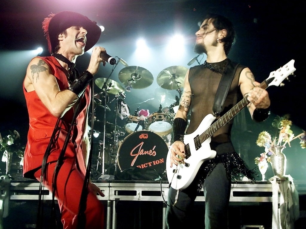 Perry Farrell divide o palco com o guitarrista Dave Navarro durante show do Jane's Addiction em 2010 - Reprodução/Facebook